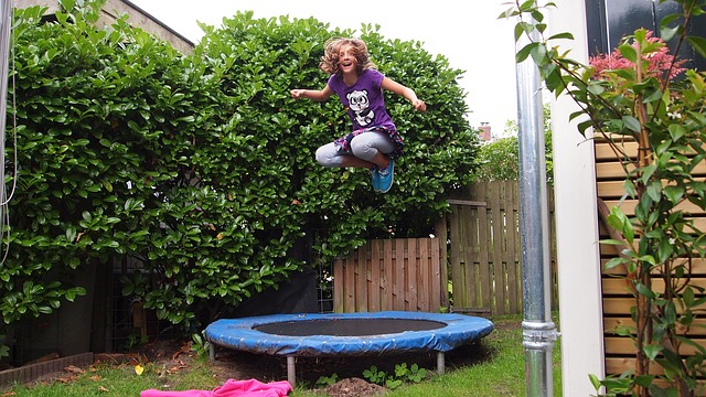 děvče, skok, trampolina, zahrada