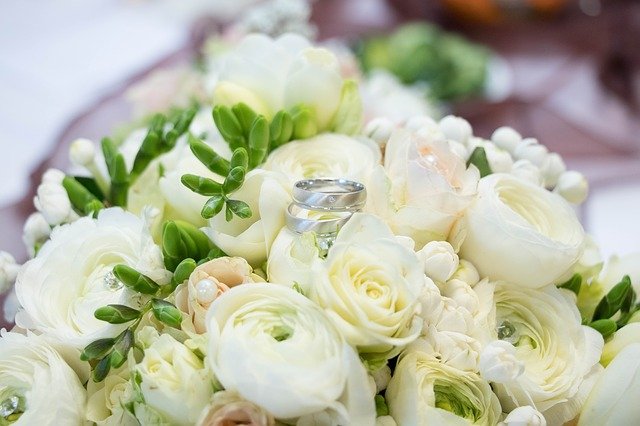 bílé růže, zásnubní prsteny