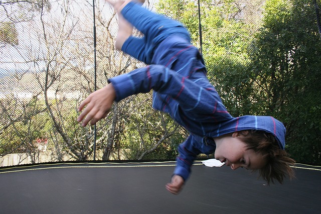 chlapec, skok na trampolíně, hlava dolů