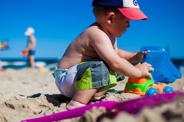 chlapeček na písku