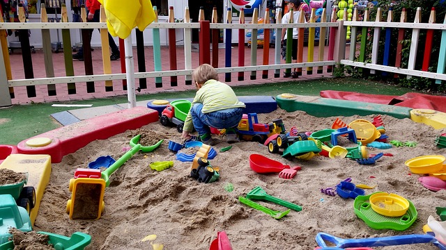 pískoviště se spoustou hraček a jedním dítětem.jpg